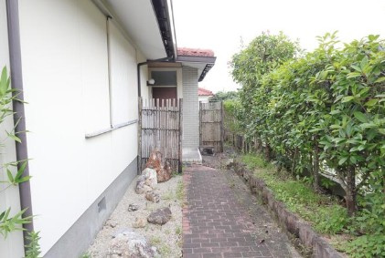 【収納充実】高知市横浜西町　中古一戸建ての玄関|趣味の園芸も楽しめるプライベート空間♪