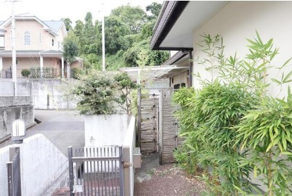 【収納充実】高知市横浜西町　中古一戸建ての庭|開放感のある立地です♪
