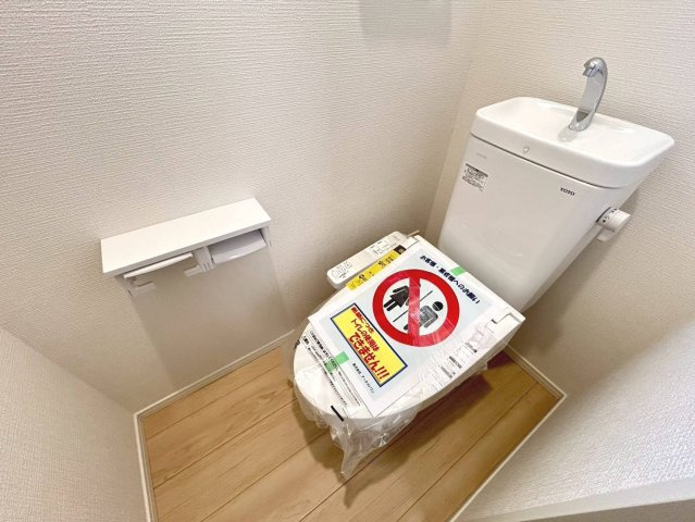 クワイエ　江南市赤童子町白山第2　全1区画分譲のトイレ|超表面平滑加工とイオンパワーの「セフィオンテクト」加工で、汚れが付きにくく落ちやすい仕様のトイレです。
またツイントルネード洗浄で少ない水でも前方の返し部分から後方部までしっかり洗浄できます！