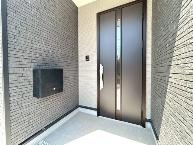 クワイエ　江南市赤童子町白山第2　全1区画分譲の玄関|玄関ドアの取手ハンドル部分にセンサーがついて、カードタイプ・シールタイプのキーで施錠が可能で便利です。
お買い物の荷物で手が塞がっていても、楽々開錠できます。毎日の外出前の時間も短縮されて快適です！
