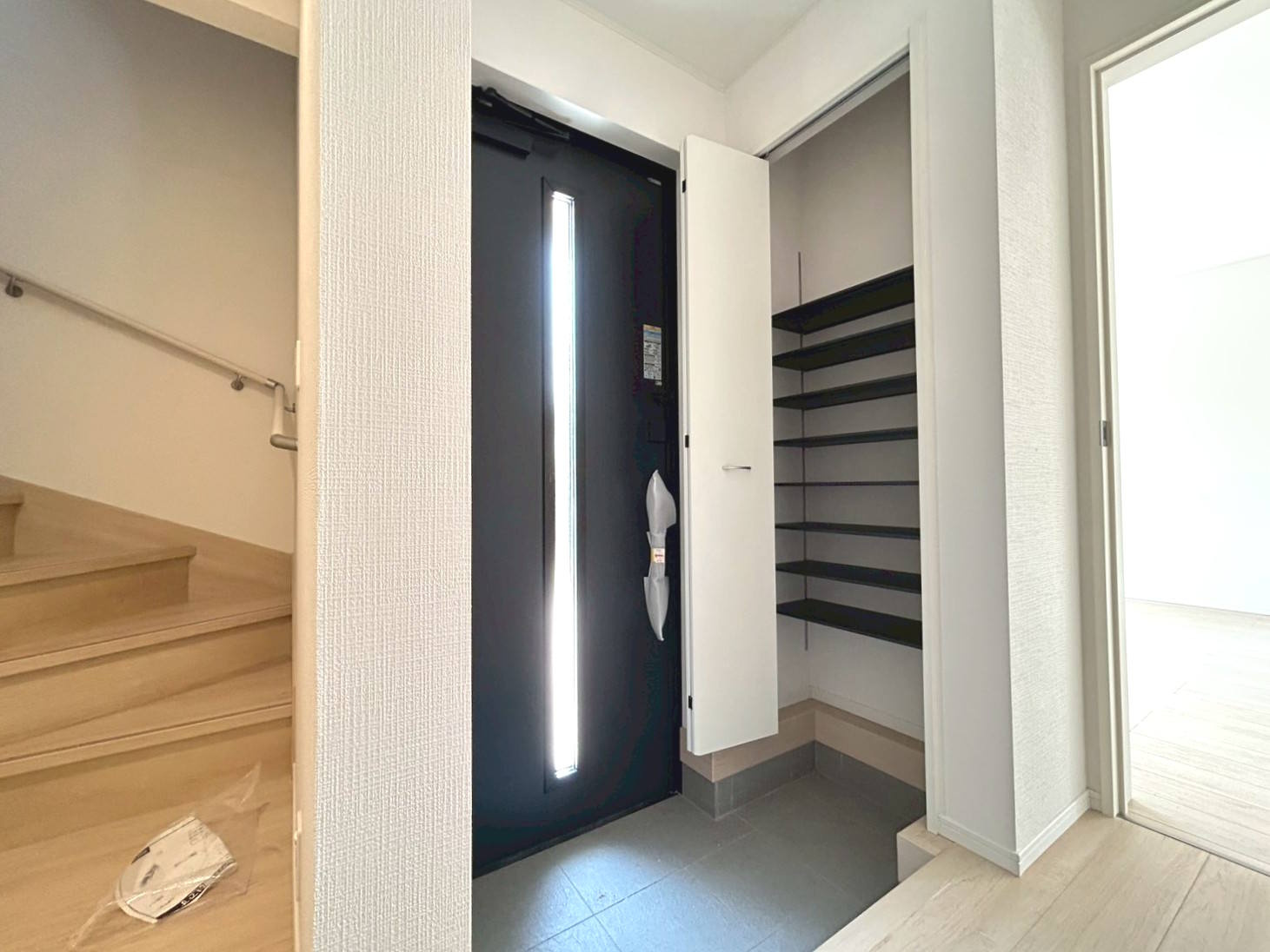【商談中】クワイエ　江南市赤童子町白山第2　全1区画分譲の玄関|大容量のシューズ収納付きで玄関周りもすっきり！玄関ドアからの光が玄関ホールを明るくしてくれます。