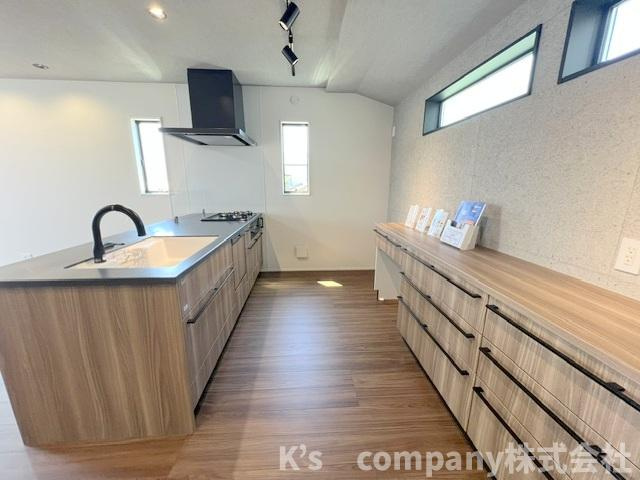 ■藤沢市辻堂太平台1丁目　新築戸建のその他|木目の優しい色合いのシステムキッチン☆後方には収納力のある備え付けのカップボード☆