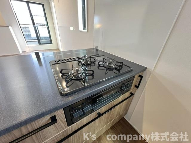 ■藤沢市辻堂太平台1丁目　新築戸建のキッチン|三口ガスコンロでお料理の幅が広がります◇