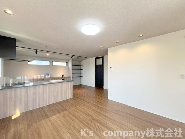 ■藤沢市辻堂太平台1丁目　新築戸建の居間・リビング|リビングにいるご家族を感じながらお料理ができるカウンターキッチン☆