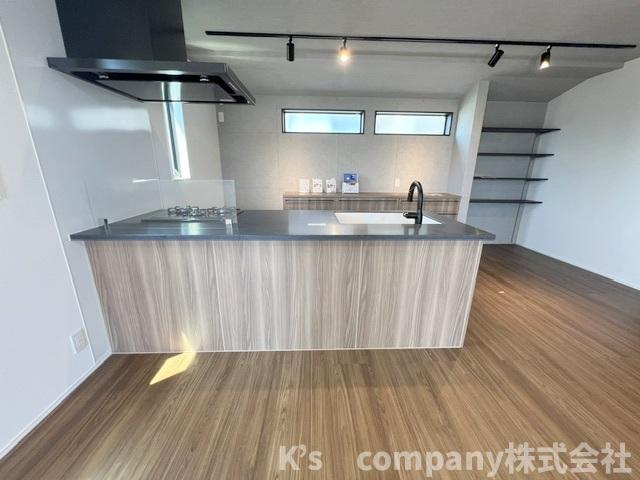 ■藤沢市辻堂太平台1丁目　新築戸建の居間・リビング|リビング側はシックな色合いのシステムキッチン☆