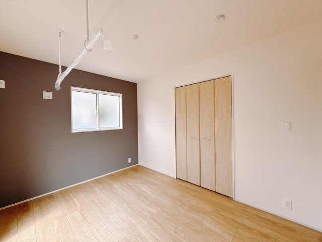 【新築戸建】前橋市上佐鳥町の洋室|■1階洋室｜お子様の一人部屋にピッタリな洋室。木のぬくもりを感じるフローリングは、天然木の味わいが時とともに深みを増していきます。また、傷にも強く、フリーワックスでお手入れもラクラクです♪