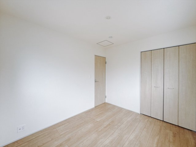 【新築戸建】前橋市上佐鳥町の洋室|■1階洋室｜1階各居室には収納をご用意しています♪常にお部屋を綺麗に保てます！小さなお子様も自然とお片付けができるようになるのでうれしいですよね！