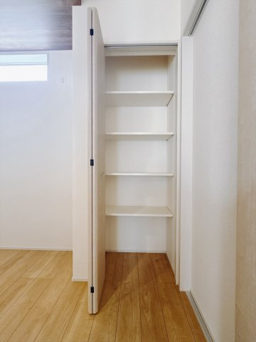 【新築戸建】前橋市上佐鳥町の収納|■パントリー｜キッチンにはパントリーをご用意しています♪収納がたっぷりございますので安心です♪