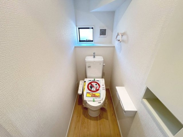 クワイエ　一宮市丹陽町九日市場第2　全1区画分譲のトイレ|超表面平滑加工とイオンパワーの「セフィオンテクト」加工で、汚れが付きにくく落ちやすい仕様のトイレです。
またツイントルネード洗浄で少ない水でも前方の返し部分から後方部までしっかり洗浄できます！