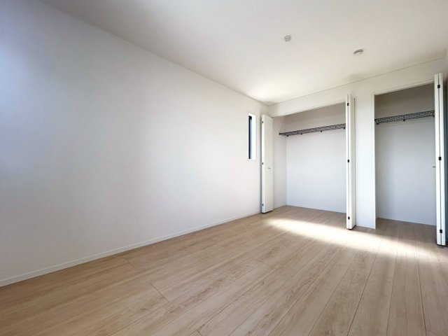 クワイエ　一宮市丹陽町九日市場第2　全1区画分譲の洋室|建具やクロスなどをトータルデザインでコーディネートしており、室内に落ち着きと安らぎを与えてくれます。
全居室収納付き！寝室やお子様のお部屋がスッキリ片付きます。