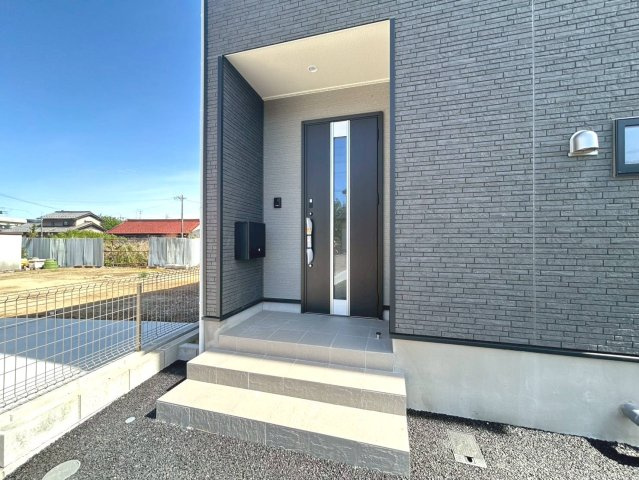 クワイエ　一宮市丹陽町九日市場第2　全1区画分譲の玄関|玄関ドアの取手ハンドル部分にセンサーがついて、カードタイプ・シールタイプのキーで施錠が可能で便利です。
お買い物の荷物で手が塞がっていても、楽々開錠できます。毎日の外出前の時間も短縮されて快適です！