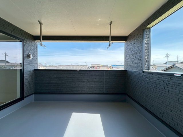 クワイエ　一宮市丹陽町九日市場第2　全1区画分譲のバルコニー|バルコニーは南向きで洗濯物もよく乾きます！強度と表面積硬度を持つFPRで防水しています。