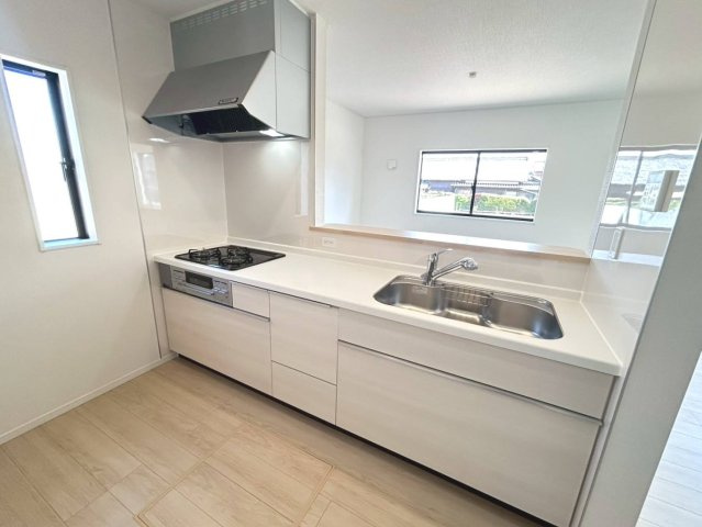 クワイエ　一宮市丹陽町九日市場第2　全1区画分譲のキッチン|お手入れがラクなステンレスをワークスペース部分トップに使用した、機能的で美しいシステムキッチンです。
浄水器組込み水栓でシンクまわりがスッキリ広々お使いいただけます。フラットな造りでお掃除も楽々です。