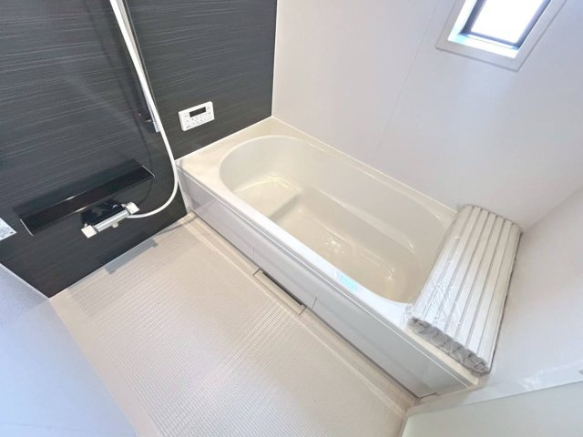クワイエ　一宮市丹陽町九日市場第2　全1区画分譲の浴室|保温浴槽使用で４時間たっても浴槽の湯温低下はわずか約2.5度の省エネ仕様です。【暖房換気乾燥機】付き！
サイドブロー機能を備えた省エネ衣類乾燥機です。窓付きの明るく清潔な空間でゆったりバスタイムを！