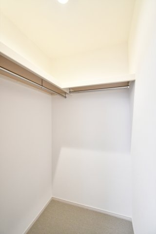 サーパス上尾第2の収納|洋室に備えられた大容量のウォークインクローゼット。枕棚とハンガーパイプ付きで、季節物の衣類や大型家電もスッキリ収納可能です。お部屋の広さを最大限に活かせる便利な設計です。