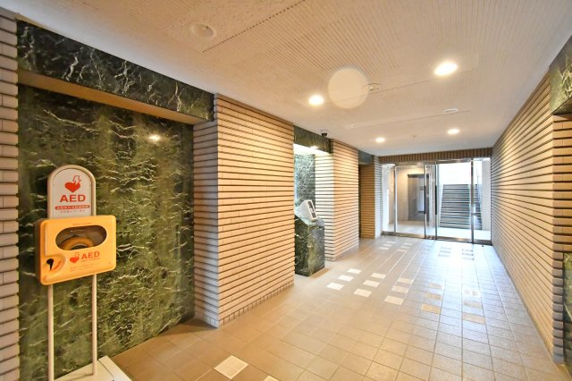 サーパス上尾第2のエントランス|明るいエントランスホールは、隅々まで清掃が行き届いた心地よい空間です。日勤管理による安心の管理体制が、日々の快適な暮らしを支えます。エレベーター付きで、４階のお部屋への移動もスムーズです。