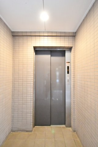 サーパス上尾第2のその他共用部分|重い荷物がある日やベビーカーでの移動も安心なエレベーター付き。４階のお部屋まで快適にアクセス可能です。共用部も明るく開放的で、住まう方の利便性と安心をしっかりと支えます。
