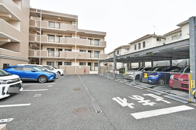 サーパス上尾第2の駐車場|敷地内に平置・機械式駐車場付き。出し入れしやすい平置タイプも選択可能で、お車をお持ちの方も安心して新生活を始められます。