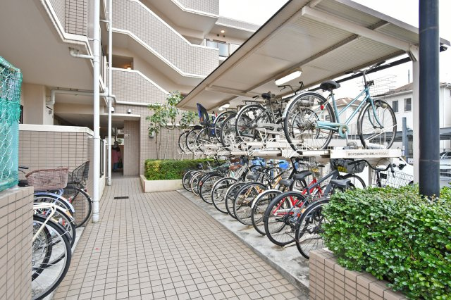 サーパス上尾第2の駐輪場|屋根付きで雨の日も安心な駐輪場スペースです。整理整頓された環境から、管理体制の良さがうかがえます。日々の通勤・通学や買い物にも大変便利です。