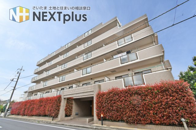 サーパス上尾第2の外観|上尾駅徒歩圏内、落ち着いた住宅街に佇むRC造6階建マンションです。植栽の緑が映えるタイル貼りの外観が、住まいの品格を物語ります。角部屋のため、日当たりや通風も期待できる好条件の住戸です。