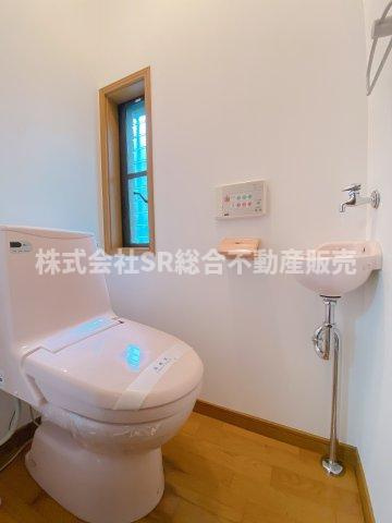 稲葉2丁目中古戸建のトイレ|温水洗浄便座もございます♪手洗い場もあります！