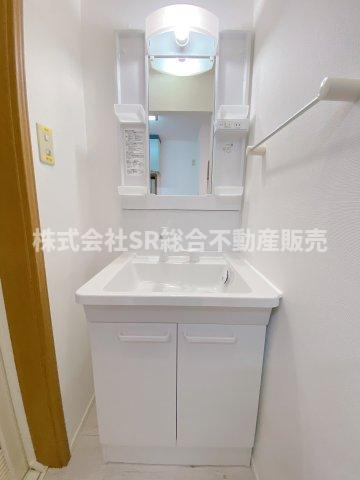 稲葉2丁目中古戸建の独立洗面台|独立洗面台、小物を置くことができて便利です