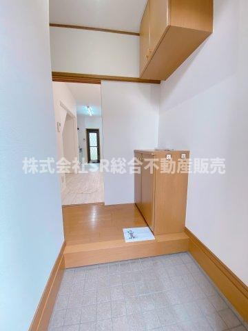 稲葉2丁目中古戸建の玄関|玄関にはシューズボックスもあり広めです！