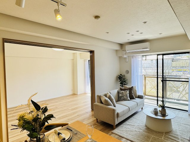 ライオンズマンション南大沢の居間・リビング|～14.8帖の明るいLDKで、家族団欒の時間をお過ごしいただけます～