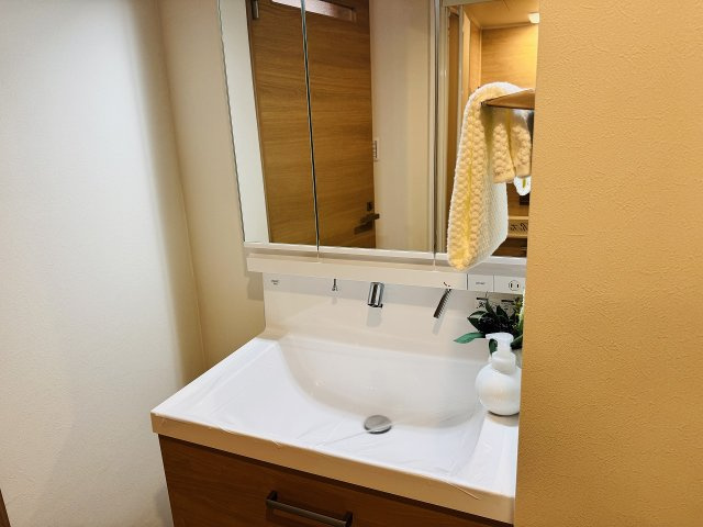 ライオンズマンション南大沢の独立洗面台|～３面鏡付きの独立洗面台　細々している物をスッキリ収納出来ます～