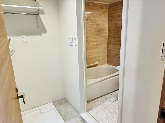 ライオンズマンション南大沢の脱衣所|～洗濯機上には可動棚付き～