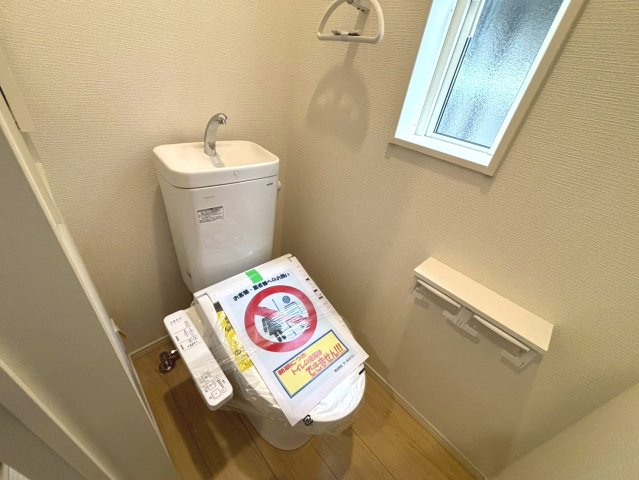 【商談中】クワイエ　江南市大間町新町第1　全2区画分譲のトイレ|超表面平滑加工とイオンパワーの「セフィオンテクト」加工で、汚れが付きにくく落ちやすい仕様のトイレです。
またツイントルネード洗浄で少ない水でも前方の返し部分から後方部までしっかり洗浄できます！