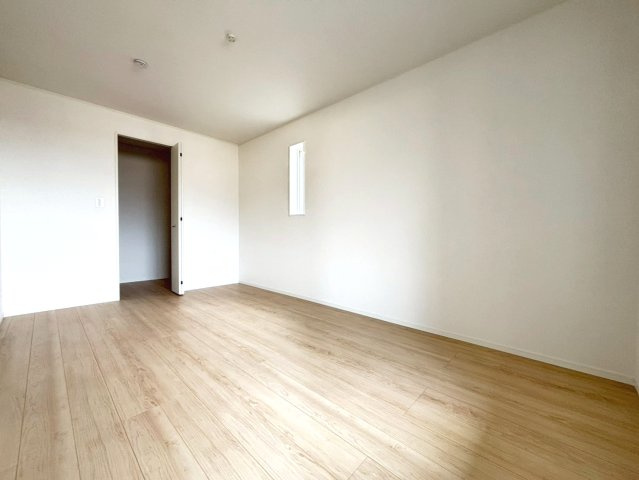 【商談中】クワイエ　江南市大間町新町第1　全2区画分譲の洋室|建具やクロスなどをトータルデザインでコーディネートしており、室内に落ち着きと安らぎを与えてくれます。
全居室収納付き！寝室やお子様のお部屋がスッキリ片付きます。