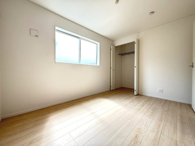 【商談中】クワイエ　江南市大間町新町第1　全2区画分譲の洋室|建具やクロスなどをトータルデザインでコーディネートしており、室内に落ち着きと安らぎを与えてくれます。
全居室収納付き！寝室やお子様のお部屋がスッキリ片付きます。