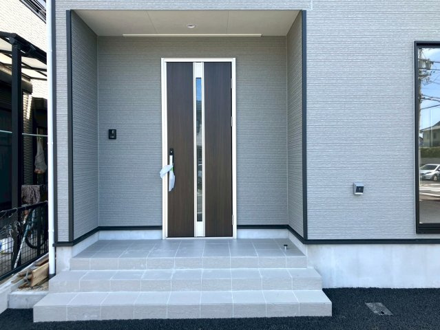 クワイエ　江南市大間町新町第1　全2区画分譲の玄関|玄関ドアの取手ハンドル部分にセンサーがついて、カードタイプ・シールタイプのキーで施錠が可能で便利です。
お買い物の荷物で手が塞がっていても、楽々開錠できます。毎日の外出前の時間も短縮されて快適です！
