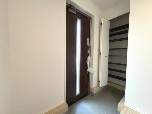 クワイエ　江南市大間町新町第1　全2区画分譲の玄関|大容量のシューズ収納付きで玄関周りもすっきり！玄関ドアからの光が玄関ホールを明るくしてくれます。