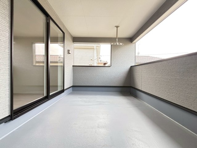 【商談中】クワイエ　江南市大間町新町第1　全2区画分譲のバルコニー|バルコニーは南向きで洗濯物もよく乾きます！強度と表面積硬度を持つFPRで防水しています。