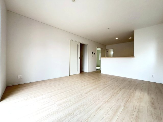 クワイエ　江南市大間町新町第1　全2区画分譲の居間・リビング|フローリング材は木目調でナチュラルな美しさ。様々な傷やクラックの発生を大幅に抑える特殊加工済みです。
床材に受ける様々な傷や、温度・湿度変化によるクラックの発生を大幅に抑える特殊加工を施工済み。