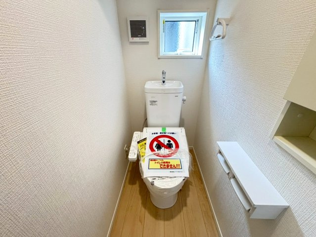 【商談中】クワイエ　江南市大間町新町第1　全2区画分譲のトイレ|超表面平滑加工とイオンパワーの「セフィオンテクト」加工で、汚れが付きにくく落ちやすい仕様のトイレです。
またツイントルネード洗浄で少ない水でも前方の返し部分から後方部までしっかり洗浄できます！