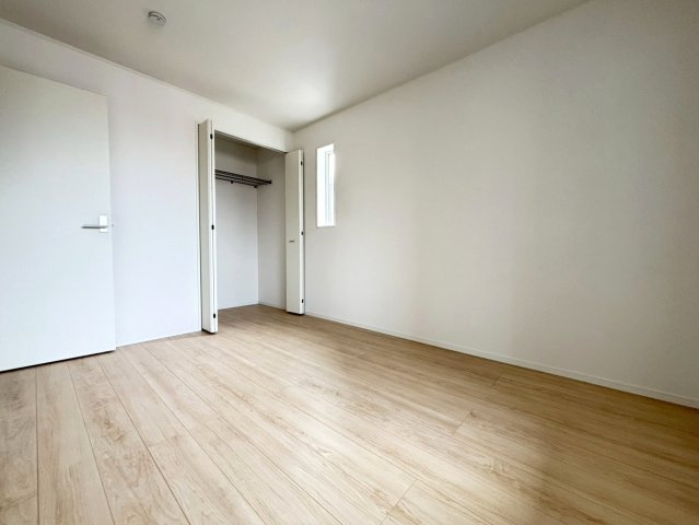 【商談中】クワイエ　江南市大間町新町第1　全2区画分譲の洋室|建具やクロスなどをトータルデザインでコーディネートしており、室内に落ち着きと安らぎを与えてくれます。
全居室収納付き！寝室やお子様のお部屋がスッキリ片付きます。
