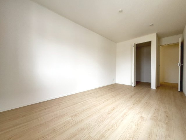 【商談中】クワイエ　江南市大間町新町第1　全2区画分譲の洋室|建具やクロスなどをトータルデザインでコーディネートしており、室内に落ち着きと安らぎを与えてくれます。
全居室収納付き！寝室やお子様のお部屋がスッキリ片付きます。