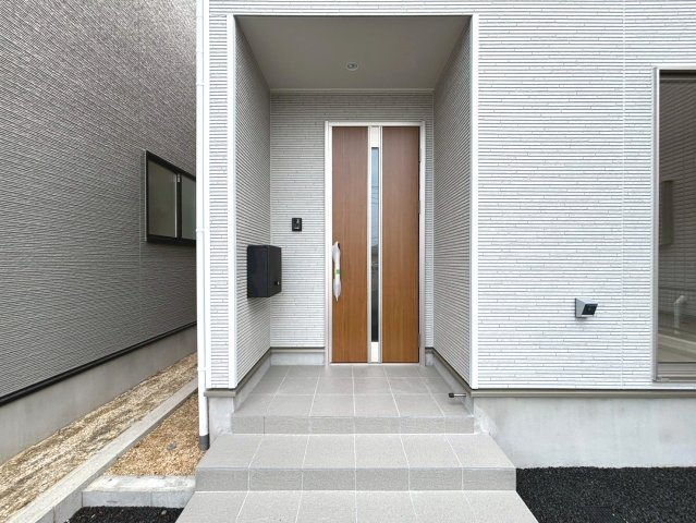 【商談中】クワイエ　江南市大間町新町第1　全2区画分譲の玄関|玄関ドアの取手ハンドル部分にセンサーがついて、カードタイプ・シールタイプのキーで施錠が可能で便利です。
お買い物の荷物で手が塞がっていても、楽々開錠できます。毎日の外出前の時間も短縮されて快適です！