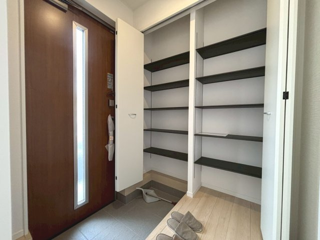 【商談中】クワイエ　江南市大間町新町第1　全2区画分譲の玄関|大容量のシューズ収納付きで玄関周りもすっきり！玄関ドアからの光が玄関ホールを明るくしてくれます。