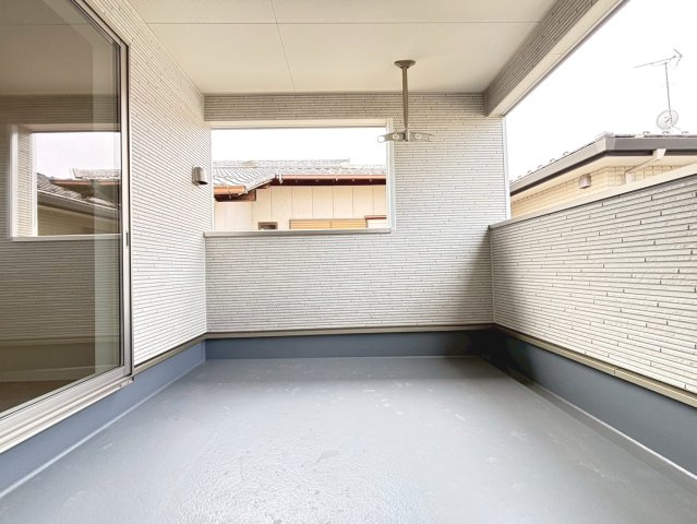【商談中】クワイエ　江南市大間町新町第1　全2区画分譲のバルコニー|バルコニーは南向きで洗濯物もよく乾きます！強度と表面積硬度を持つFPRで防水しています。
