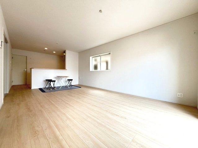 【商談中】クワイエ　江南市大間町新町第1　全2区画分譲の居間・リビング|フローリング材は木目調でナチュラルな美しさ。様々な傷やクラックの発生を大幅に抑える特殊加工済みです。
床材に受ける様々な傷や、温度・湿度変化によるクラックの発生を大幅に抑える特殊加工を施工済み。