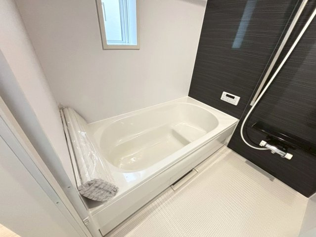 【商談中】クワイエ　江南市大間町新町第1　全2区画分譲の浴室|保温浴槽使用で４時間たっても浴槽の湯温低下はわずか約2.5度の省エネ仕様です。【暖房換気乾燥機】付き！
サイドブロー機能を備えた省エネ衣類乾燥機です。窓付きの明るく清潔な空間でゆったりバスタイムを！