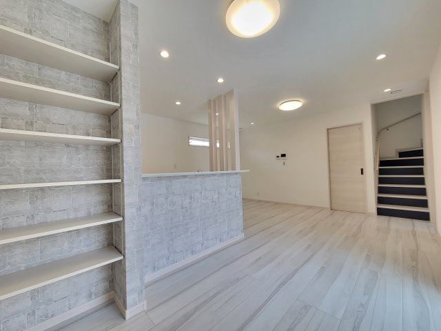 黒田1区画（333-6）・新築戸建のその他|【アルミ樹脂複合サッシ】
上枠・下枠ともに樹脂カバー構造に加え、内レールの外側に断熱樹脂を設けることにより室内外を分離。熱が伝わりにくい構造により断熱効果を発揮し、結露の発生も抑えます。