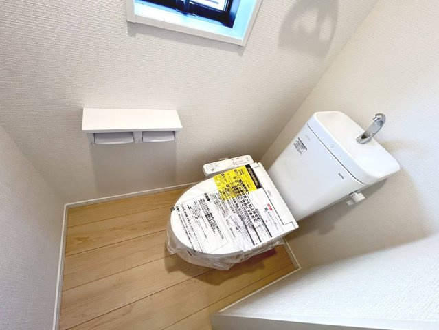 【商談中】クワイエ　一宮市西五城第5　全4区画分譲のトイレ|超表面平滑加工とイオンパワーの「セフィオンテクト」加工で、汚れが付きにくく落ちやすい仕様のトイレです。
またツイントルネード洗浄で少ない水でも前方の返し部分から後方部までしっかり洗浄できます！