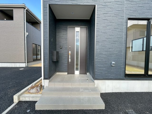 【商談中】クワイエ　一宮市西五城第5　全4区画分譲の玄関|玄関ドアの取手ハンドル部分にセンサーがついて、カードタイプ・シールタイプのキーで施錠が可能で便利です。
お買い物の荷物で手が塞がっていても、楽々開錠できます。毎日の外出前の時間も短縮されて快適です！