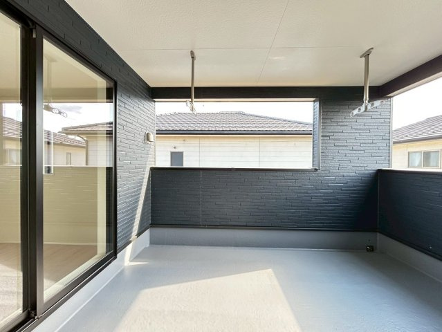 【商談中】クワイエ　一宮市西五城第5　全4区画分譲のバルコニー|バルコニーは南向きで洗濯物もよく乾きます！強度と表面積硬度を持つFPRで防水しています。
