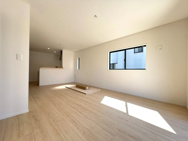 【商談中】クワイエ　一宮市西五城第5　全4区画分譲の居間・リビング|フローリング材は木目調でナチュラルな美しさ。様々な傷やクラックの発生を大幅に抑える特殊加工済みです。
床材に受ける様々な傷や、温度・湿度変化によるクラックの発生を大幅に抑える特殊加工を施工済み。